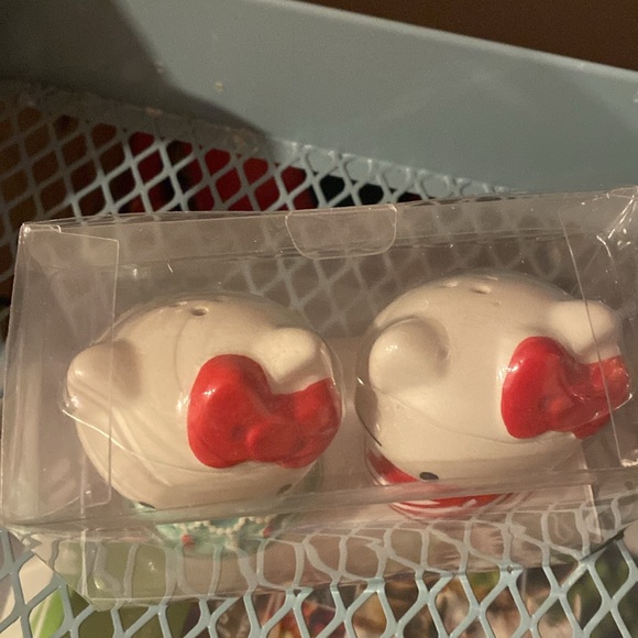 BNWT HELLO KITTY Candy Cane Christmas Tree Dress Ceramic Salt and Pepper Shakers - Picture 4 of 5